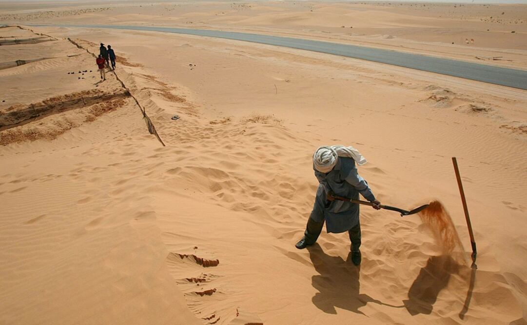 Un trabajador caba en la arena del desierto durante las labores de construcción de la autopista Trans-Sahara en Mauritania. Foto: Archivo