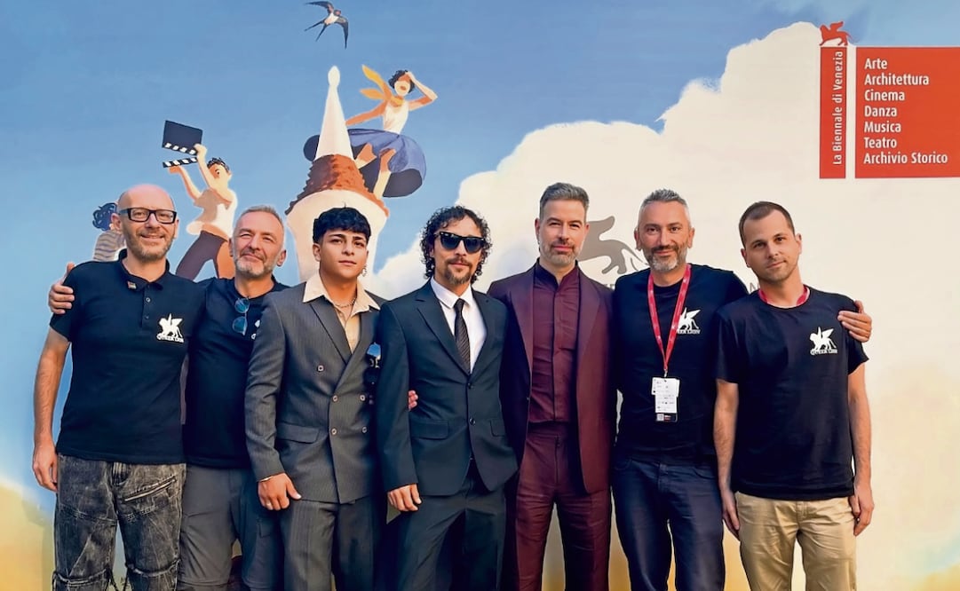 Pablos (centro), Víctor Prieto (izq.) y Osvaldo Sánchez (der.), con su equipo. Foto: Marco Visca Studio / Queer Lion Award