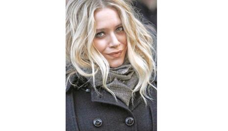 Mary-Kate Olsen se casa en privacidad y rodeada de cigarros