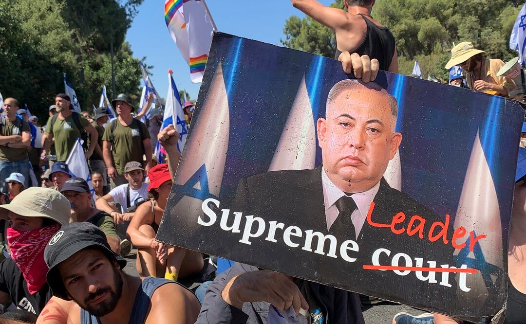 Manifestantes se congregan este lunes, junto al Parlamento de Israel, en Jerusalén, para protestar contra la reforma judicial que impulsa el Gobierno de Benjamín Netanyahu. Foto: EFE