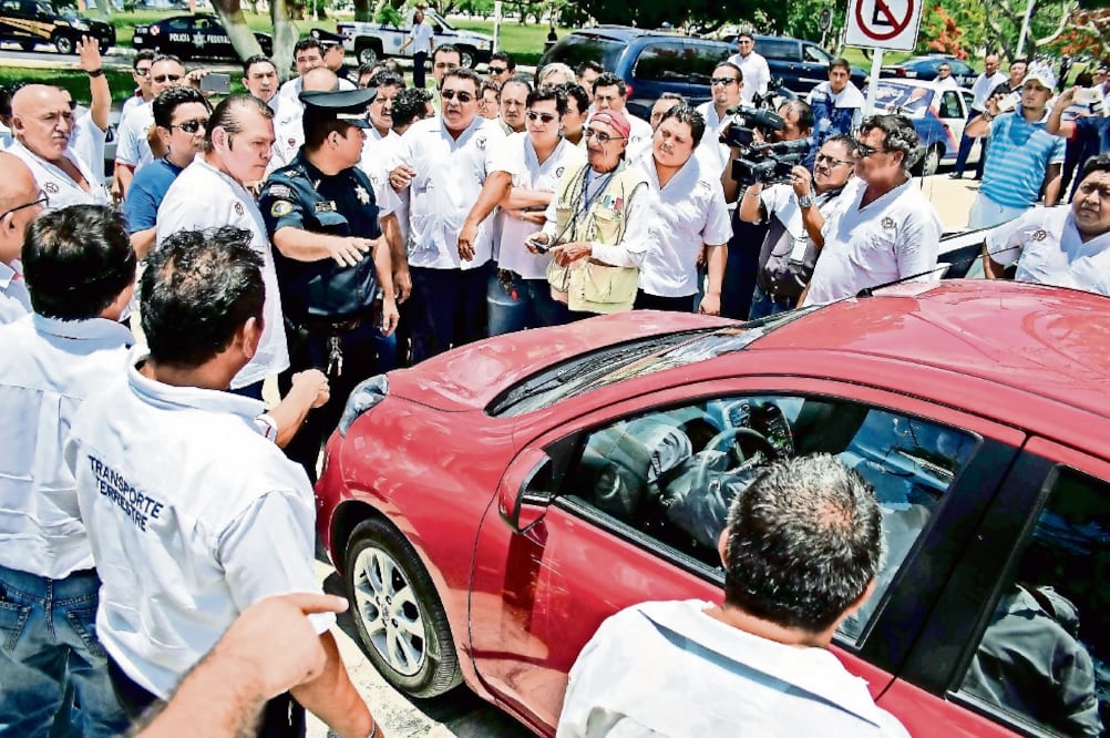 El servicio de los taxistas con plataformas digitales como Uber o Cabify, sí deb e regularse de modo diferenciado, dicen magistrados sobre el caso de Yucatán. (ARCHIVO ELUNIVERSAL)