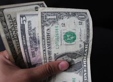 Cierra dólar en $19.35; la Bolsa gana 1.12%