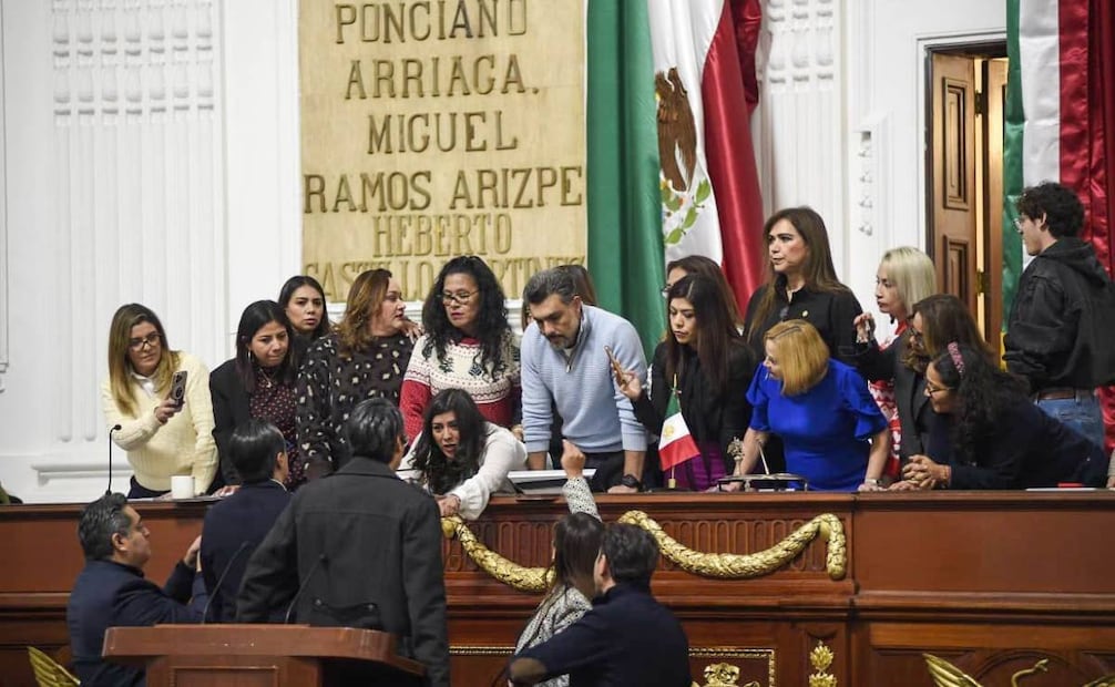 Riña en el Congreso de la CDMX (15/12/2025). Foto: Cuartoscuro