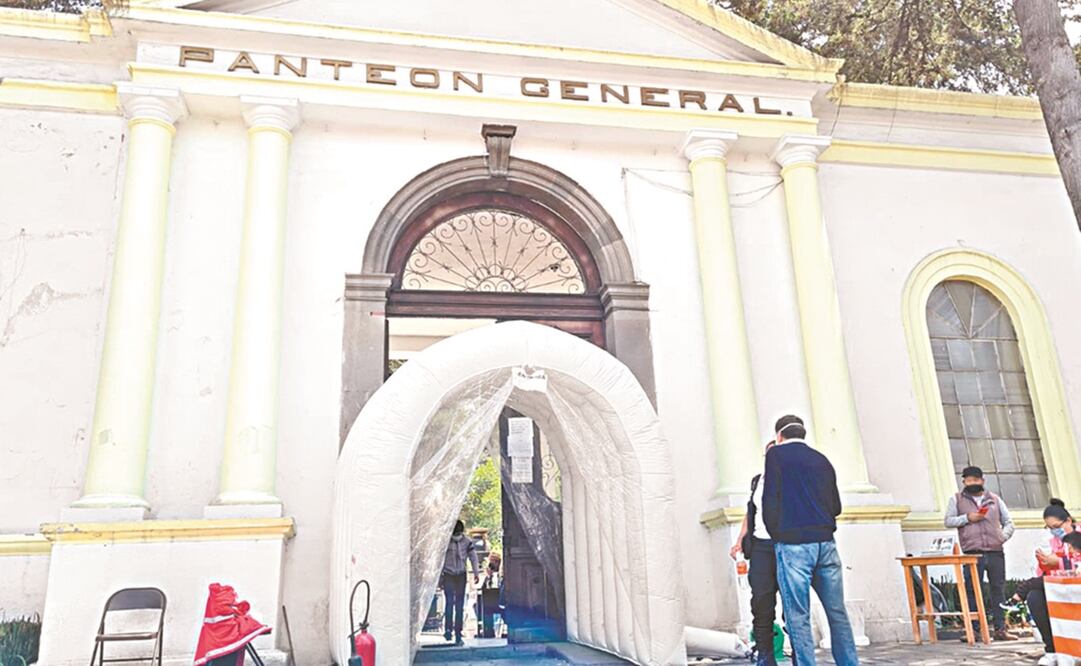 En la entrada del Panteón General de Toluca el ayuntamiento instaló un arco desinfectante y también medía la temperatura. Foto: Claudia González. EL UNIVERSAL