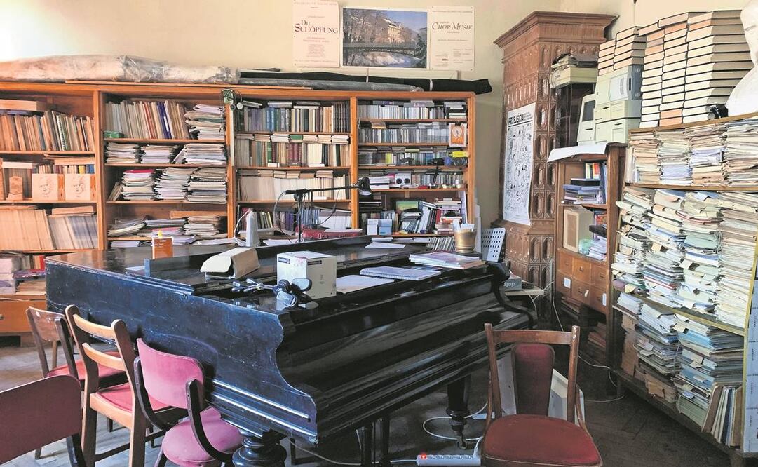 En la segunda planta del edificio de la Filarmónica de Lviv hay una habitación donde se apilan las partituras antiguas en cajas y estantes. Foto: Isaac J. Martín/ EFE.