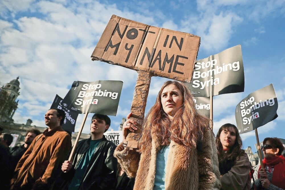 Manifestantes protestaron ayer contra el bombardeo en Siria, afuera de la sede del Parlamento, en Londres, Reino Unido. (HANNAH MCKAY. REUTERS)