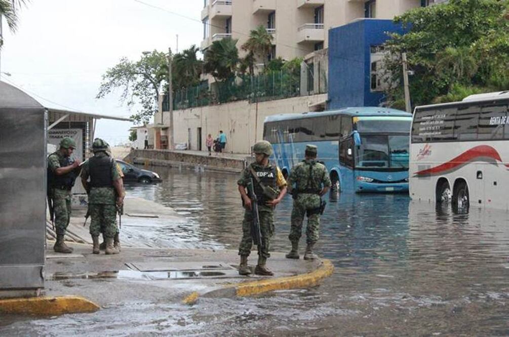 El alto oleaje, ocasionado por la tormenta tropical ´Carlos´, provocó que el agua llegara a la zona turística y dejó dos autobuses de pasajeros y un auto compacto varados, informó Protección Civil de Guerrero. Foto NTX