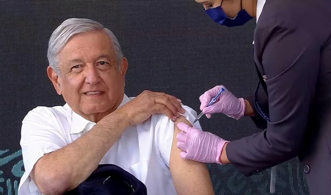 Captura de pantalla de la mañanera de este 7 de diciembre, donde el presidente recibió la tercera dosis. 