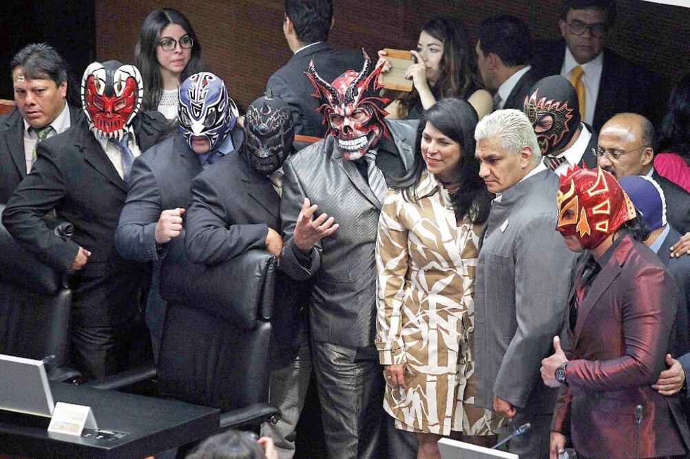 Último Guerrero, Ephesto, Gran Guerrero, Mephisto, Kraneo, la senadora priísta Marcela Guerra, Shocker, Hechicero, el legislador René Juárez (PRI), y Dragón Rojo Jr., entre otros (ARIEL OJEDA. EL UNIVERSAL)