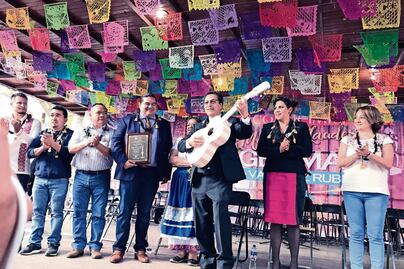 Creador de la guitarra de "Coco" busca construir la guitarra perfecta