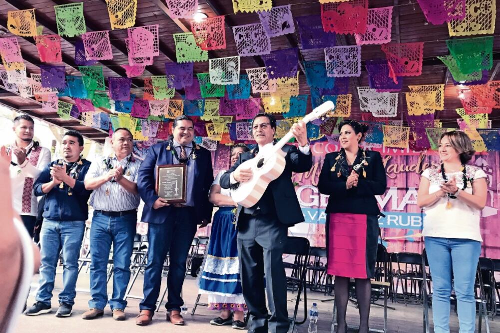 Al ser homenajeado por sus paisanos, Germán Vázquez Rubio recibió un reconocimiento de manos de la secretaria de Turismo en la entidad, Claudia Chávez, y otro de una asociación relacionada a la música.(CHARBELL LUCIO)