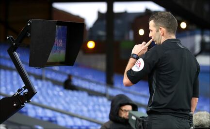 En la Premier piden a los árbitros usar el VAR