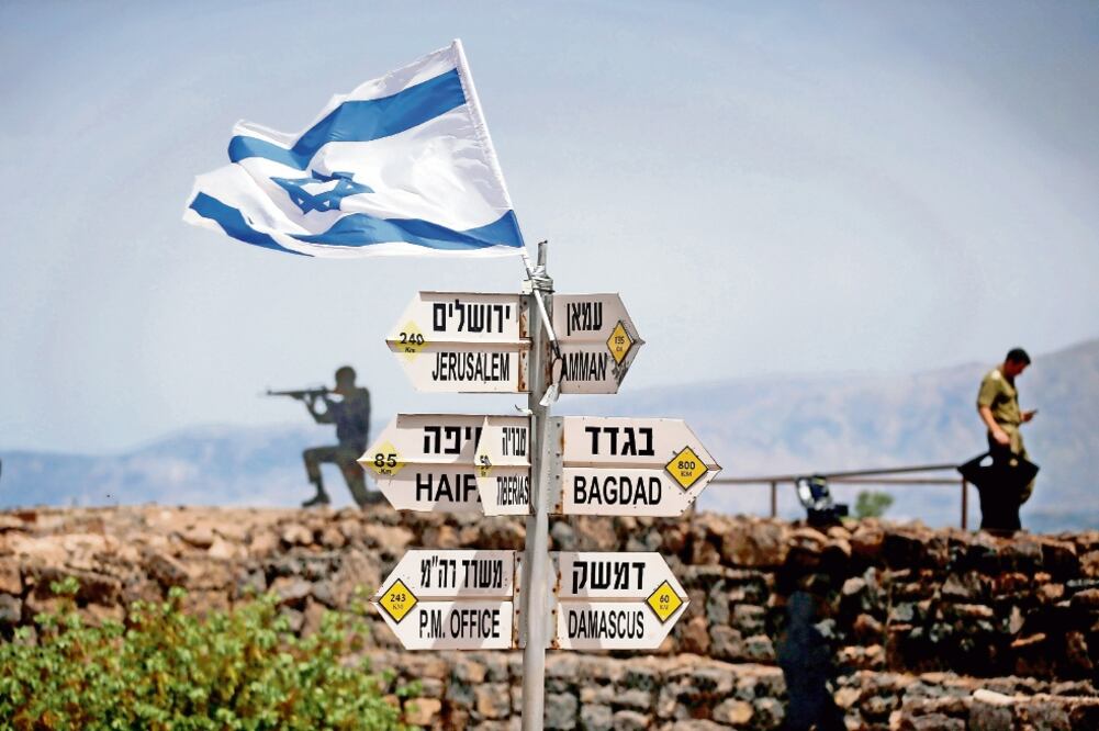 Soldados israelíes cerca de un señalamiento en Mount Bental, un punto de observación en el territorio ocupado por Israel en los Altos del Golán. Foto: RONEN ZVULUN. REUTERS
