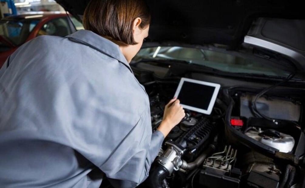 La conexión de un escáner tipo OBD1 generalmente está en la zona del motor. Foto: Freepik