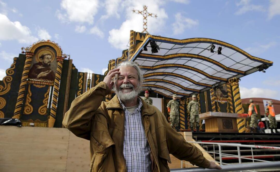 El altar, creado por Koki Ruiz, fue levantado frente a los hangares de helicópteros de la Fuerza Aérea en la zona de Ñu Guasú, en la periferia de la capital paraguaya (Foto: Reuters)