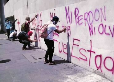 Familiares de los 43 realizan pintas en la SRE; exigen la extradición de Tomás Zerón