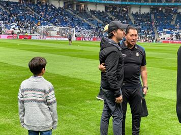 'Checo' Pérez reparte boletos de la final a aficionados del América