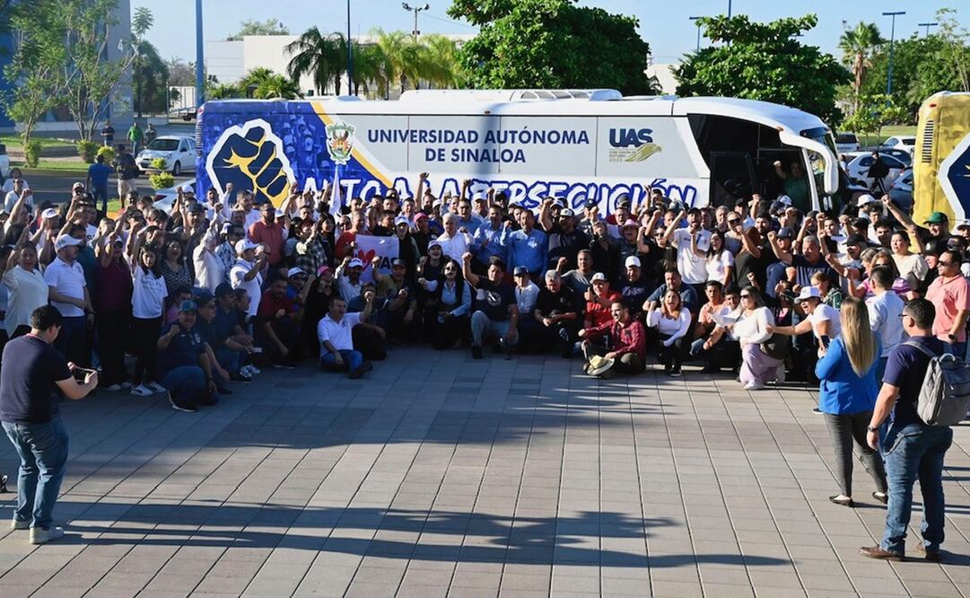 Un contingente de más de ochocientos universitarios de la UAS, en diez autobuses y dos Sprinters decorados, con mensajes de “Alto a la persecución”, partieron a la Ciudad de México. Foto: Especial