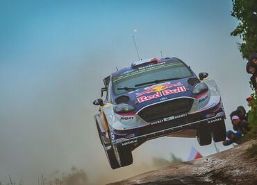 Conductor de rally falla en curva y termina en impresionante accidente