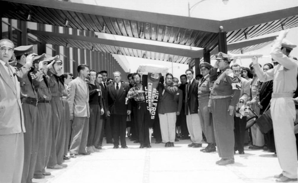 Féretro del alpinista Eduardo San Vicente, llegando a la CDMX. Tenía 22 años de experiencia en alta montaña, con ascensos al Aconcagua, Chimborazo, Monte McKinley y Huascarán. Foto: ESPECIAL/Cortesía Enrique Chávez Poupard.
