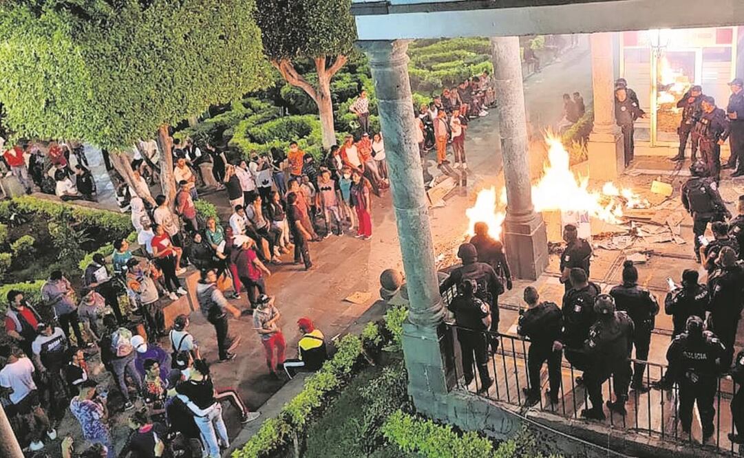 La turba se concentró con palos a las puertas del ayuntamiento de Chimalhuacán y prendieron fuego a las escalinatas. Foto: Especial.