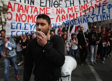 Miles de griegos piden que se retire la reforma de pensiones