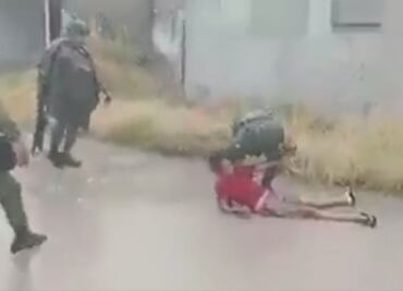 VIDEO: "¡Está vivo todavía!", militares salvan a niño de morir electrocutado en Escuinapa, Sinaloa