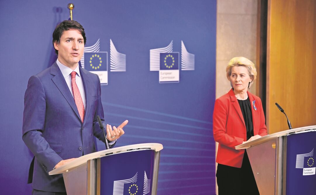 El primer ministro canadiense, Justin Trudeau, con la presidenta de la Comisión Europea, Ursula von der Leyen, ayer en Bruselas. Foto: Geert Vanden Wijngaert. AP