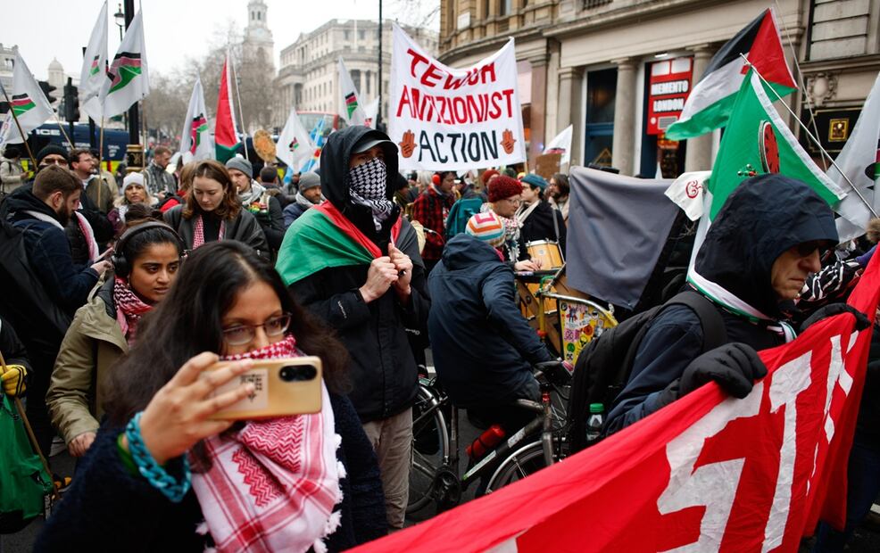 Manifestantes piden en Londres la retirada de tropas israelíes de Gaza el 18 de enero de 2025. Foto: EFE
