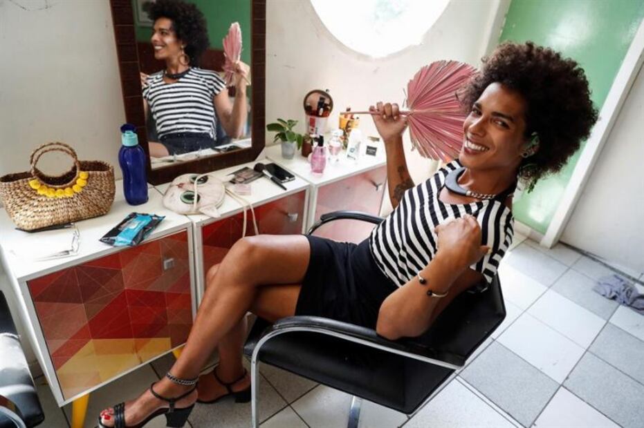 La mujer trans Elasarah Madalena, de 32 años de edad, es fotografiada en una casa de acogida, en la ciudad de Sao Paulo . Foto EFE