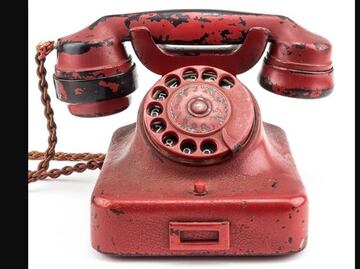 Subastan teléfono que usó Hitler por más de 200 mil euros