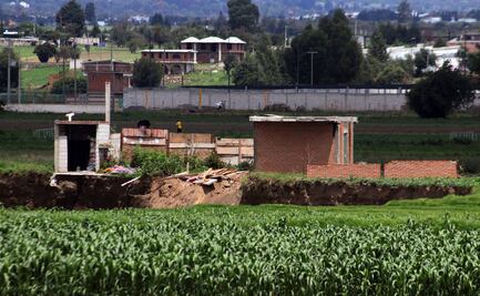 Gobierno de Puebla entregará un terreno y costeará la construcción de una casa a afectados por socavón 