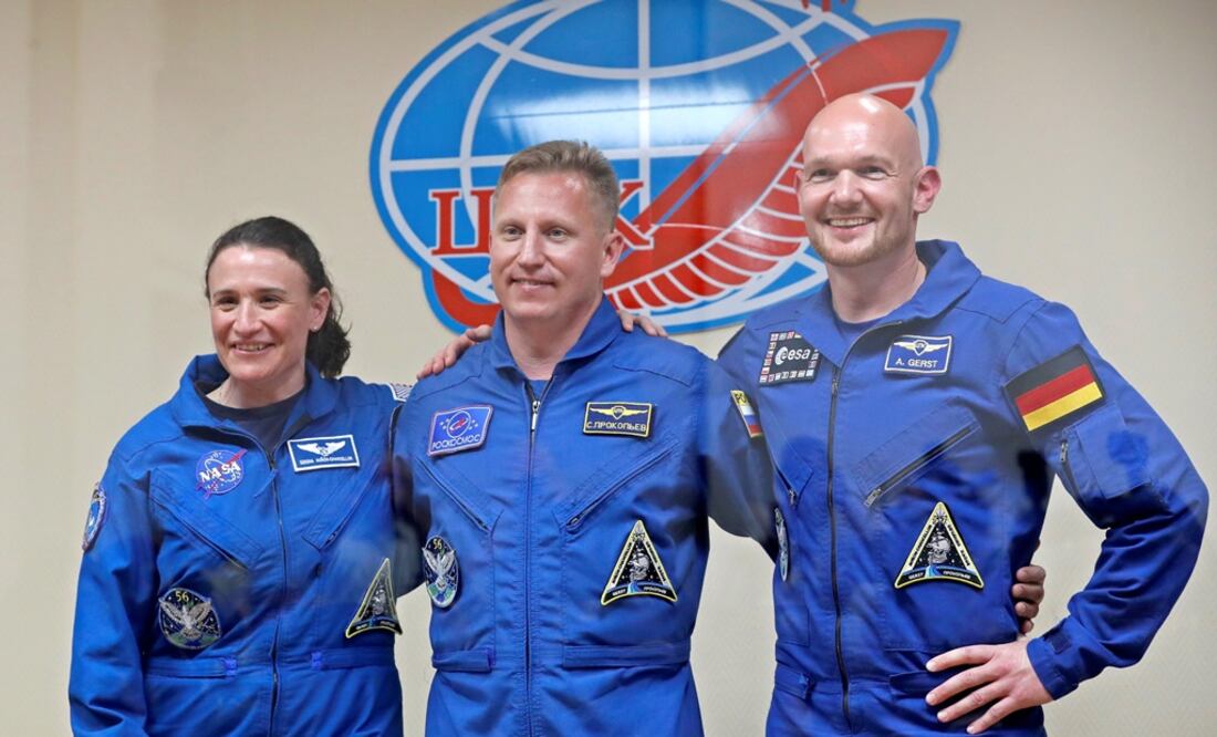 La tripulación de la expedición 56-57, el cosmonauta ruso Sergey Prokopyev, la astronauta estadounidense Serena Auñón-Chancellor y el astronauta alemán Alexander Gerst. EFE/ Sergei Ilnitsky