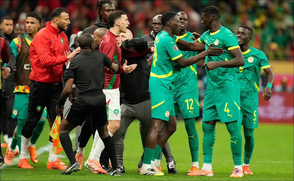 Los jugadores de Marruecos y Senegal se pelean tras pitarse un penal en la final de la Copa Africana de Naciones - Foto: AP