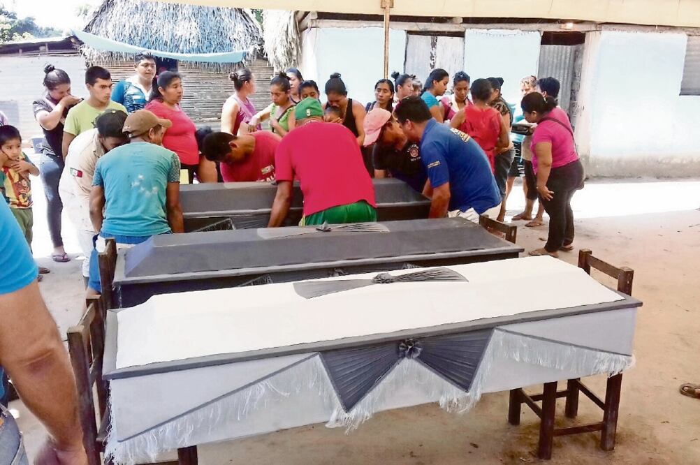 Los cuerpos de las víctimas fueron entregados ayer a sus familiares; autoridades les donaron los ataúdes. (ESPECIAL)
