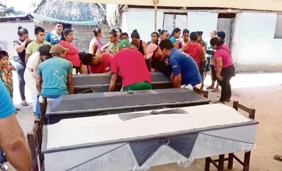 Los cuerpos de las víctimas fueron entregados ayer a sus familiares; autoridades les donaron los ataúdes. (ESPECIAL)
