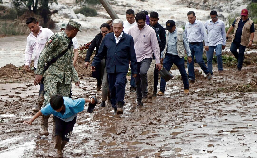 Tras quedar atascado, el presidente López Obrador caminó para llegar a Acapulco tras el paso del huracán "Otis". Foto: AFP