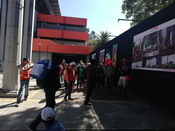 Caravana de migrantes espera por segundo día en la Magdalena Mixhuca