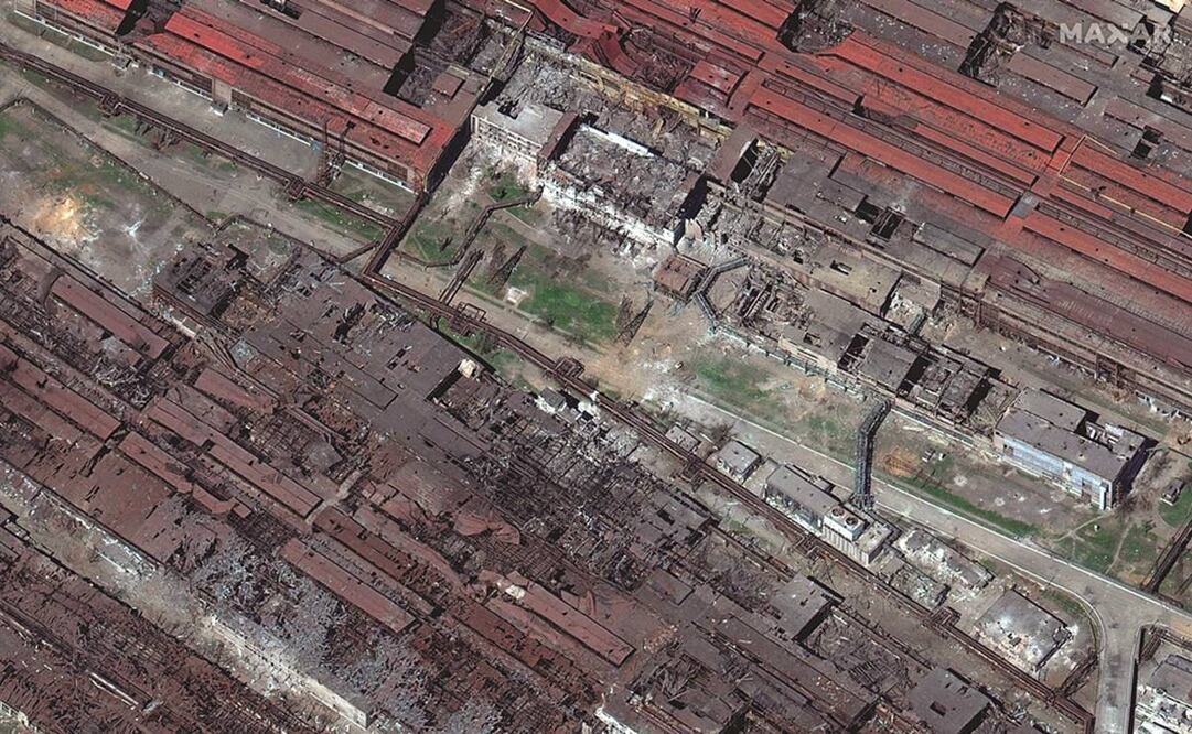 Imagen satelital de Maxar Technologies muestra la planta de acero de Azovstal, el último reducto de la ciudad donde cientos de civiles se refugian con las tropas ucranianas, en Mariupol. Foto: AFP