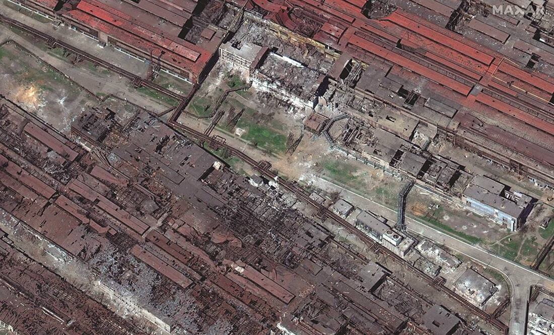 Imagen satelital de Maxar Technologies muestra la planta de acero de Azovstal, el último reducto de la ciudad donde cientos de civiles se refugian con las tropas ucranianas, en Mariupol. Foto: AFP