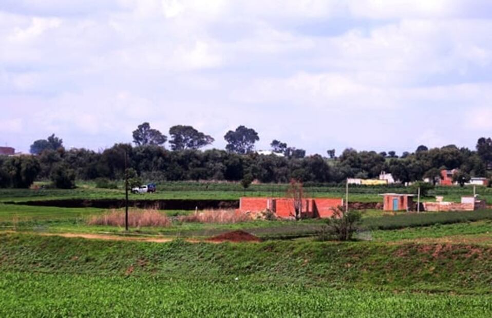 Socavón “devora” la casa de la familia Sánchez Xalamihua en Zacatepec