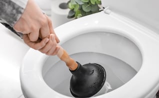 ¿Cómo destapar el inodoro rápido y sin complicaciones? Conoce los métodos caseros infalibles