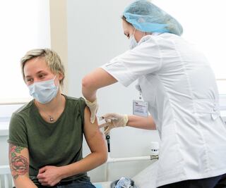 Efecto de vacunas se verá en segunda mitad de 2021: Fitch