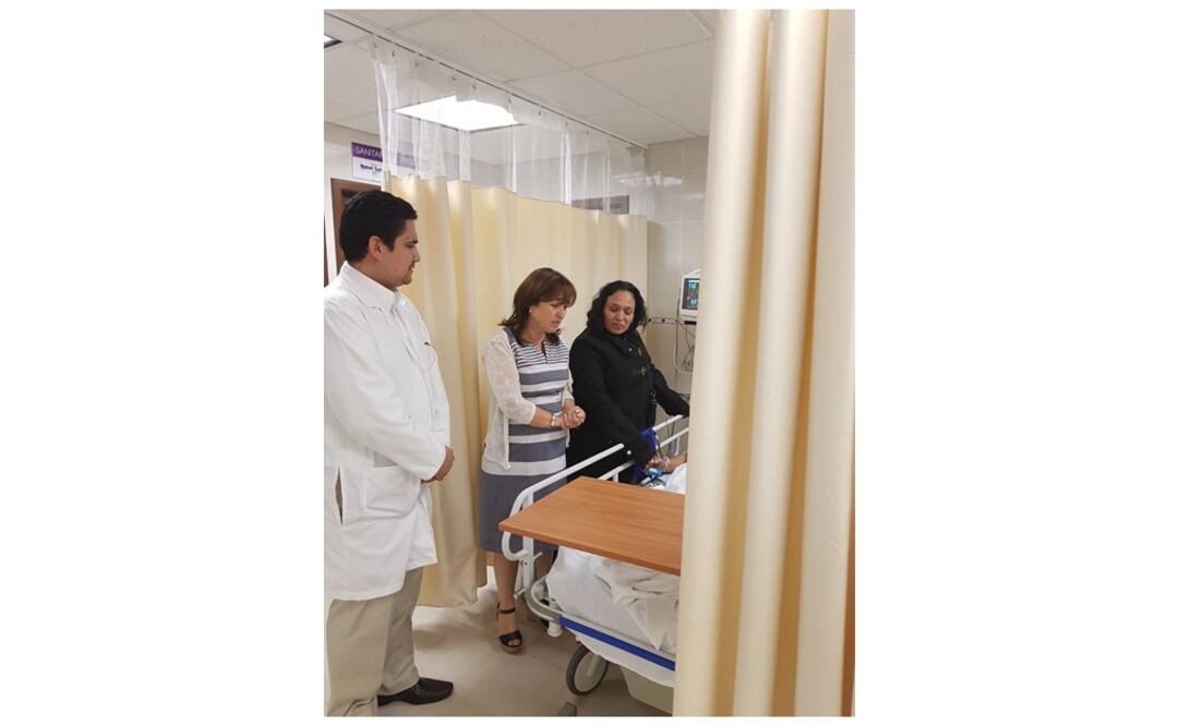 La secretaria de Educación, María de los Ángeles Errinsúriz, visitó a mujeres heridas por la caída del techo durante un festival del Día de las Madres. Foto: Especial