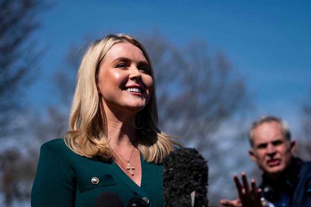 La secretaria de prensa de la Casa Blanca, Karoline Leavitt, afuera de la Oficina Oval de la Casa Blanca, en Washington. Foto: EFE