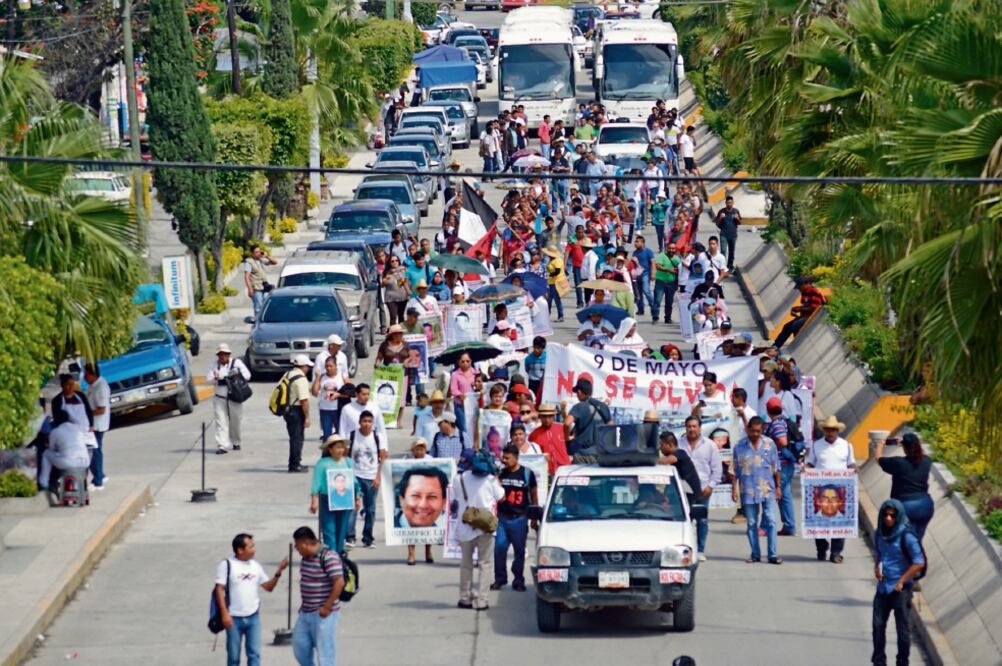 En Guerrero marcharon familiares de desaparecidos de Iguala, Chilapa, Acapulco y Chilpancingo. Reclamaron más acciones del gobierno federal para encontrar a los suyos (DASSAEV TÉLLEZ. EL UNIVERSAL)