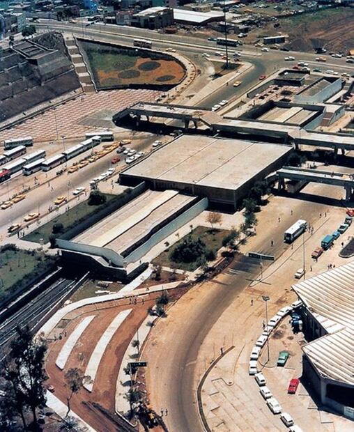 Los alrededores de la estación terminal Observatorio de la línea 1 del Metro aparecen en una fotografía aérea tomada a finales de la década de los setenta, cuando se decidió construir puentes para conectar el paradero de autobuses con la Terminal Central de Autobuses del Poniente, al igual con el Metro. Imagen: Libro “Treinta años de hacer el Metro Ciudad de México”.
