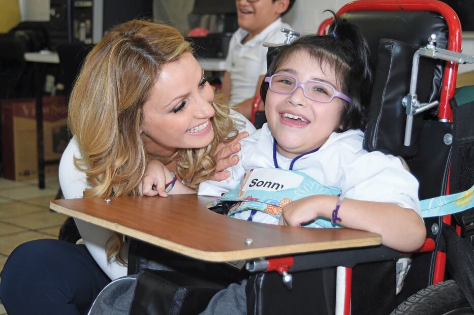 La titular del DIF, Angélica Rivera, visitó la unidad Gaby Brimmer, donde convivió con niñas, niños y personas con discapacidad (ESPECIAL)