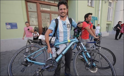 Aficionado argentino llegó a Rusia en bicicleta
