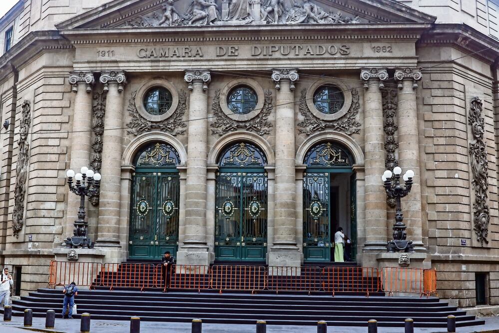 Previo al inicio de sesiones, concluyeron los trabajos de limpieza en la fachada del Congreso local, luego de que fue vandalizada por colectivos. Foto: Hugo Salvador / EL UNIVERSAL